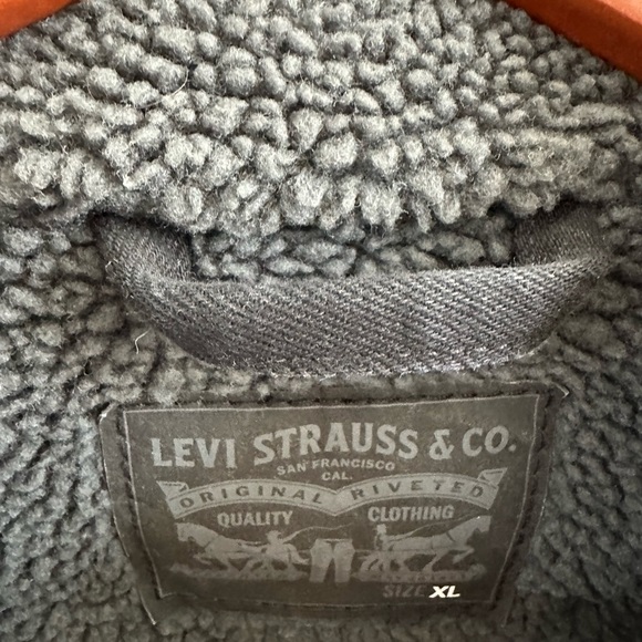 Men’s Levi Black Shearling Denim Trucker Jacket - Picture 2 of 4